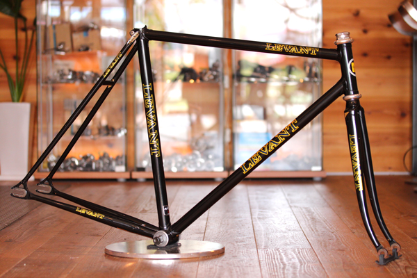 大阪発のNJS認定ピストフレーム 東川製作所 LEVANT(レバン) ピスト