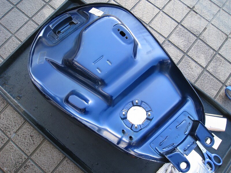 日本一詳しい（？）スポーツスターのタンクの外し方 | バイクライフを