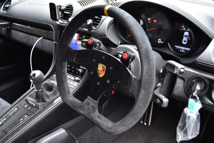 ポルシェ 718ケイマンGT4 RECARO 2600A シート交換＆ステアリング交換