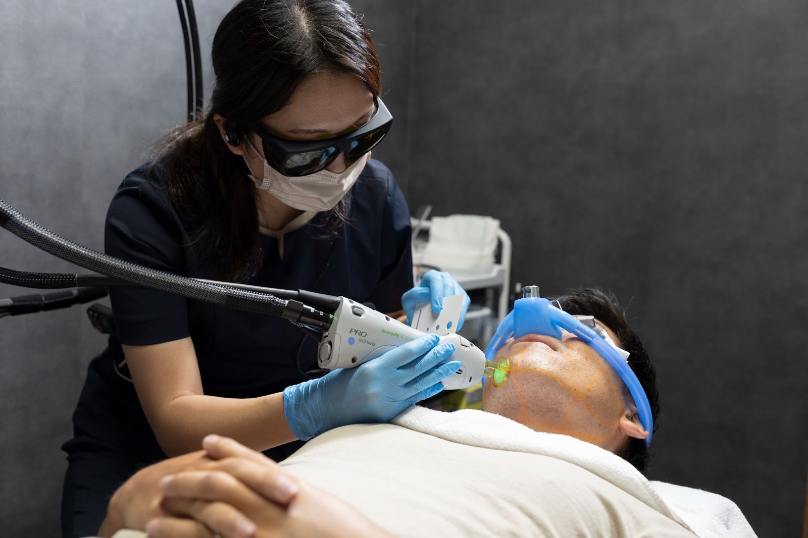 医療脱毛の痛みには麻酔が必要？麻酔クリームと笑気麻酔のメリット