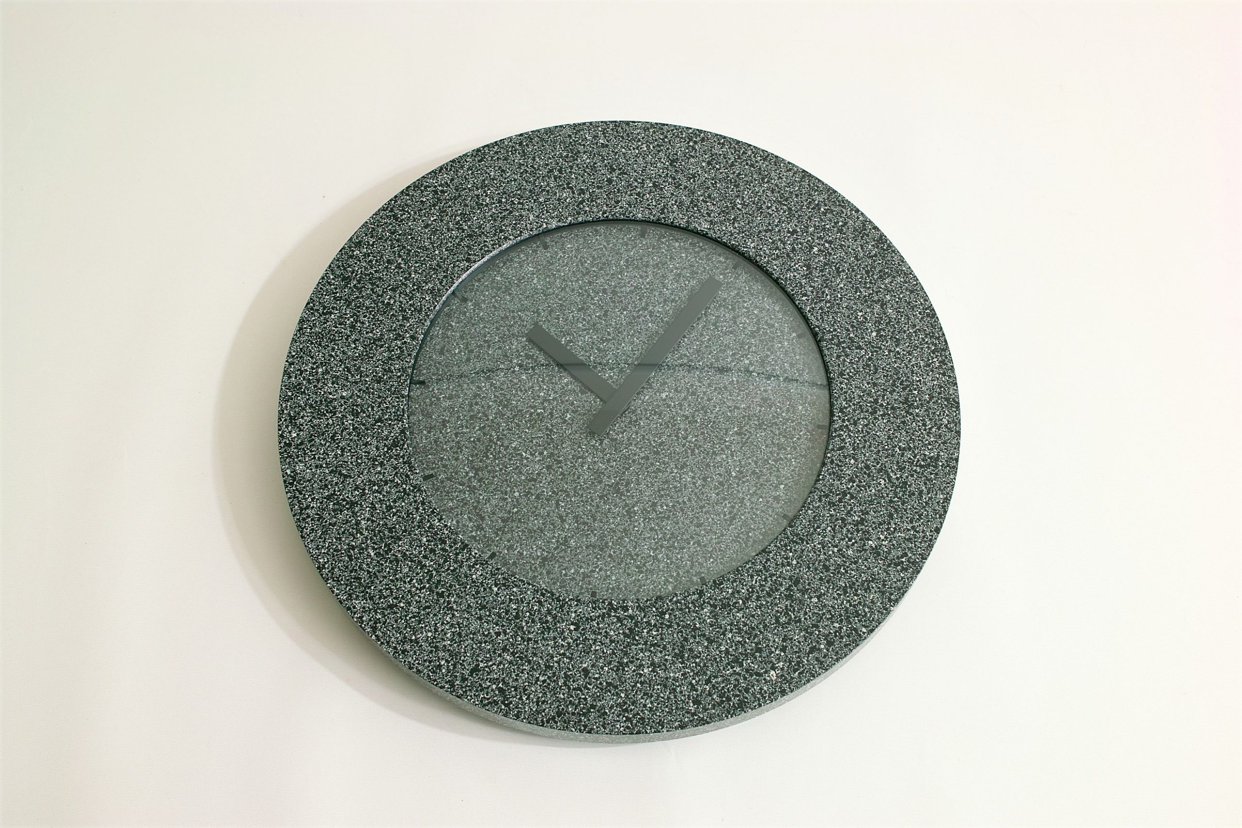 No.7178「壁掛時計：川崎和男 GANBARA / PEBBLE」SOLD | ボルトナット