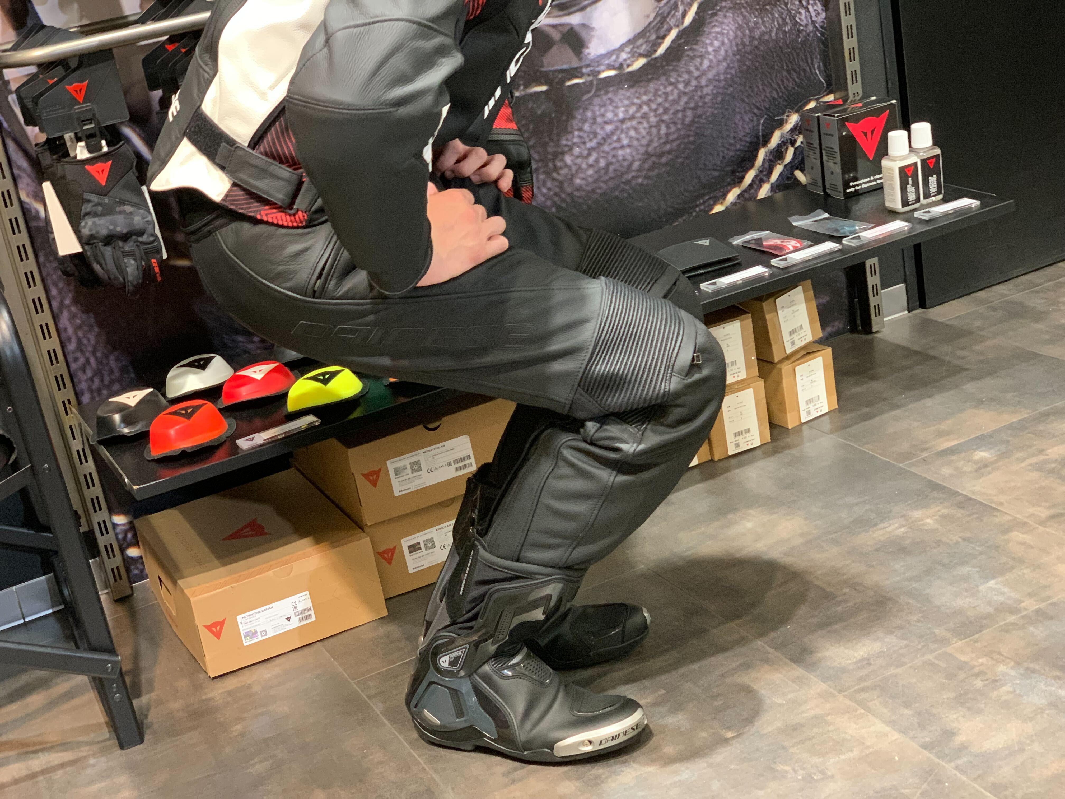 安全性性と快適さを兼ね備えたPONY 3 LEATHER PANTS