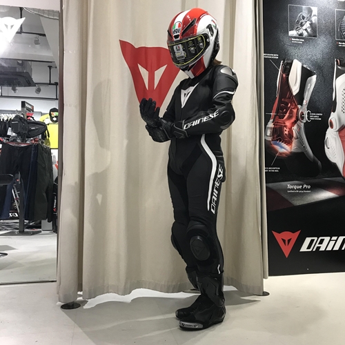 レディースのレザースーツも入荷しております！