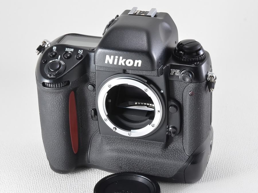 Nikon F100／コンパクトなボディに高性能を詰め込んだF5の弟分