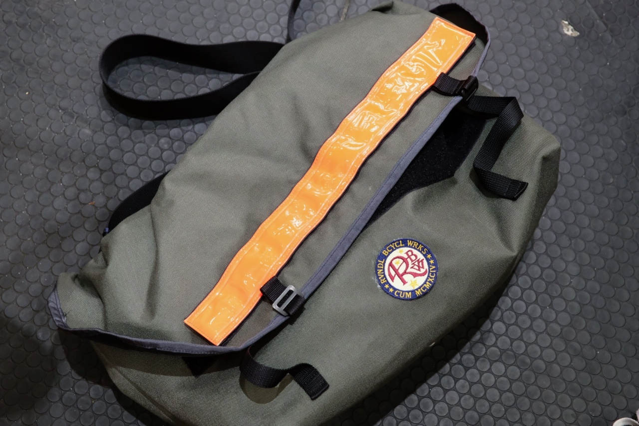 BLUE LUG* the messenger bag half (grey) - BLUE LUG ONLINE STORE