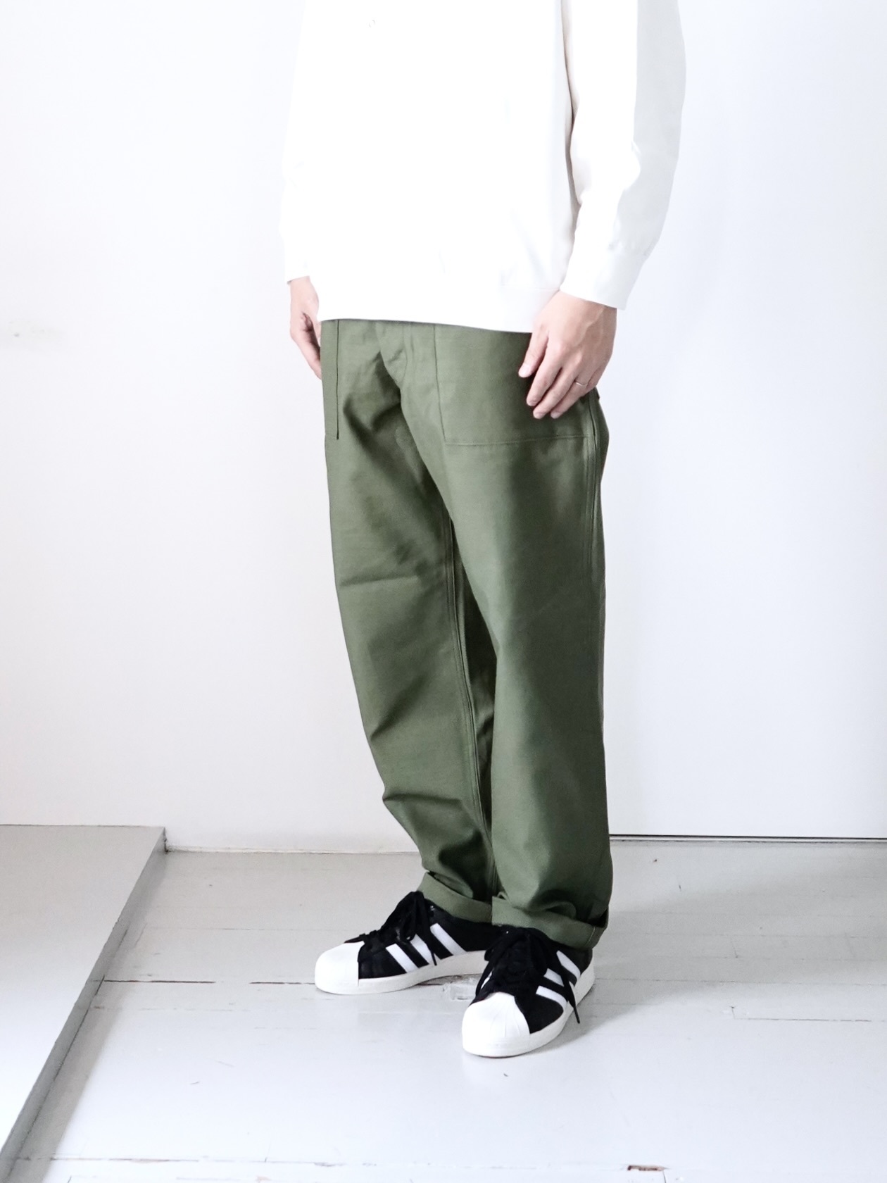 CIOTA」(シオタ)スビンコットン ムラ糸バックサテン ベイカーパンツ