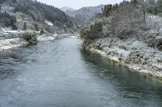 画像・写真：厳しい寒さ！ 雪降りしきる“真冬の犀川”で「本流トラウト