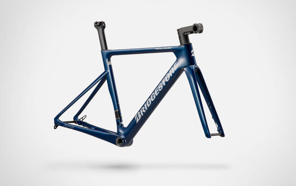 ANCHOR RP8に2025年モデル限定カラー「レーシングシャインレッド」と