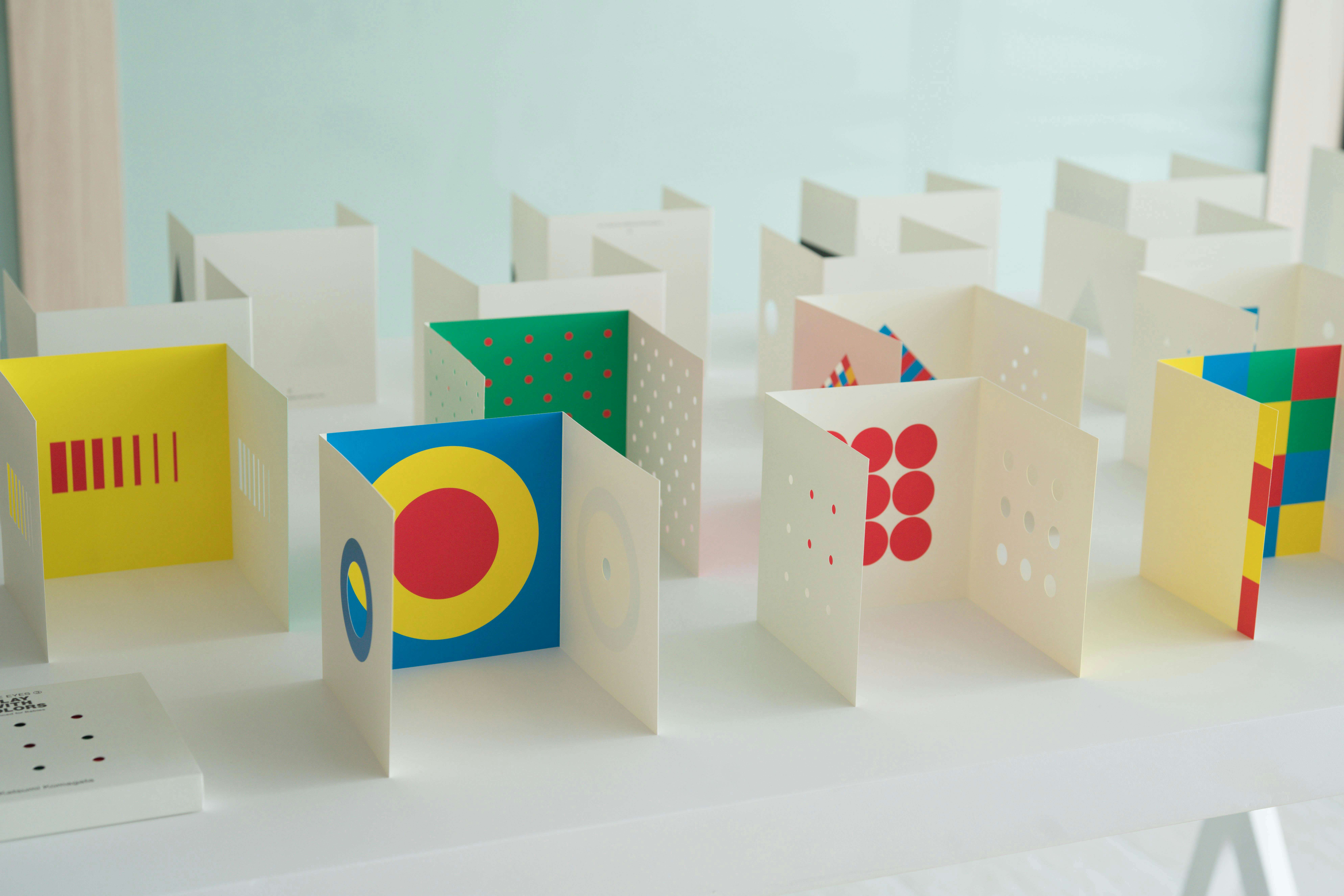 小さなデザイン 駒形克己展（ヴァンジ彫刻庭園美術館）｜美術手帖
