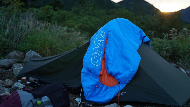 羽毛に匹敵する化繊寝袋！OMM「マウンテンレイド」の驚愕仕様を徹底