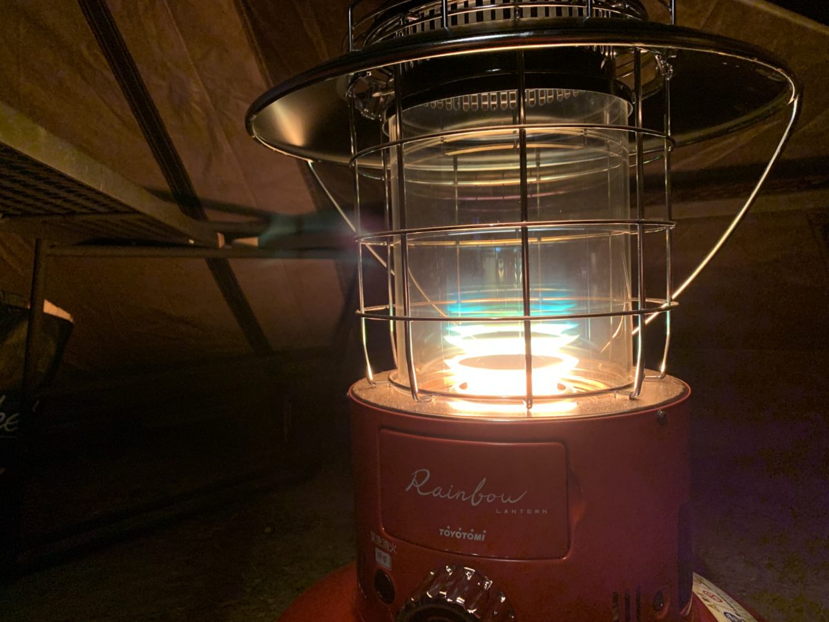 トヨトミ「レインボーストーブ」をレビュー｜収納ケースや冬キャンプに
