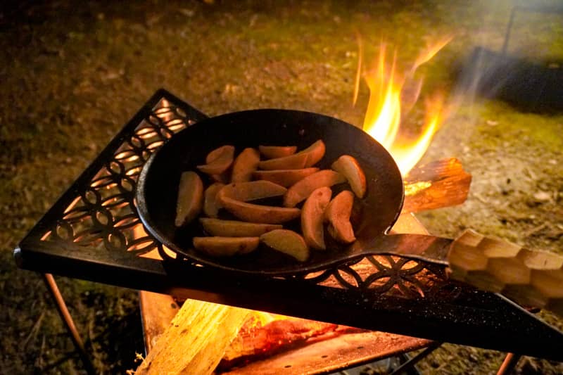 Instagramで人気沸騰！山賊マウンテンの焚火テーブル「デルタス」徹底