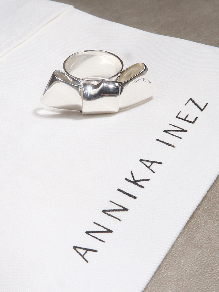 ANNIKA INEZ アニカイネズ CRAVAT リング シルバー – CALIDA