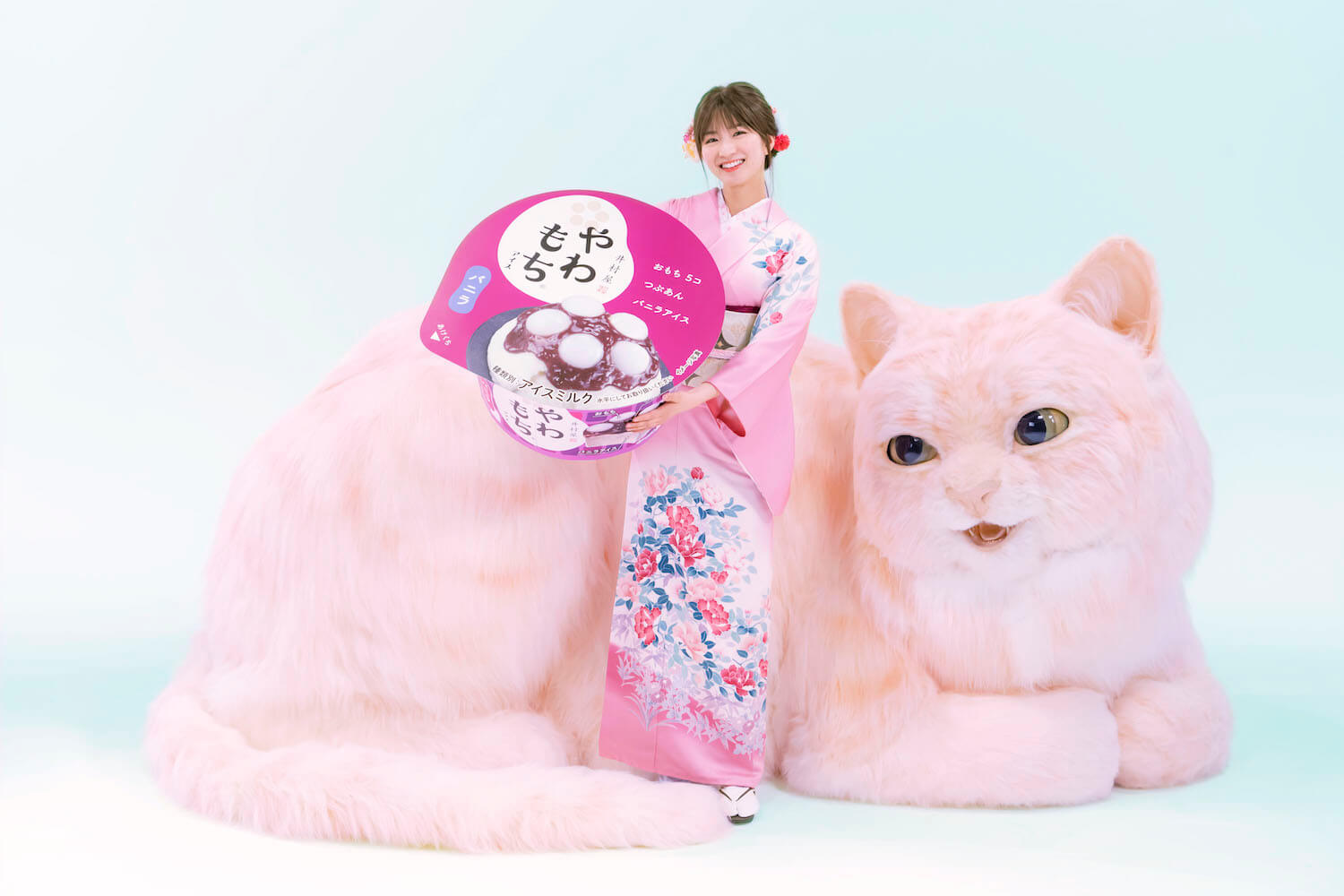 アイスクリームのテレビCMにピンク色の巨大な猫が登場！モデル＆女優の