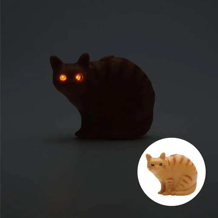 スイッチを押すと猫の目がキラーンと光る！魅惑のフィギュア「暗闇の猫