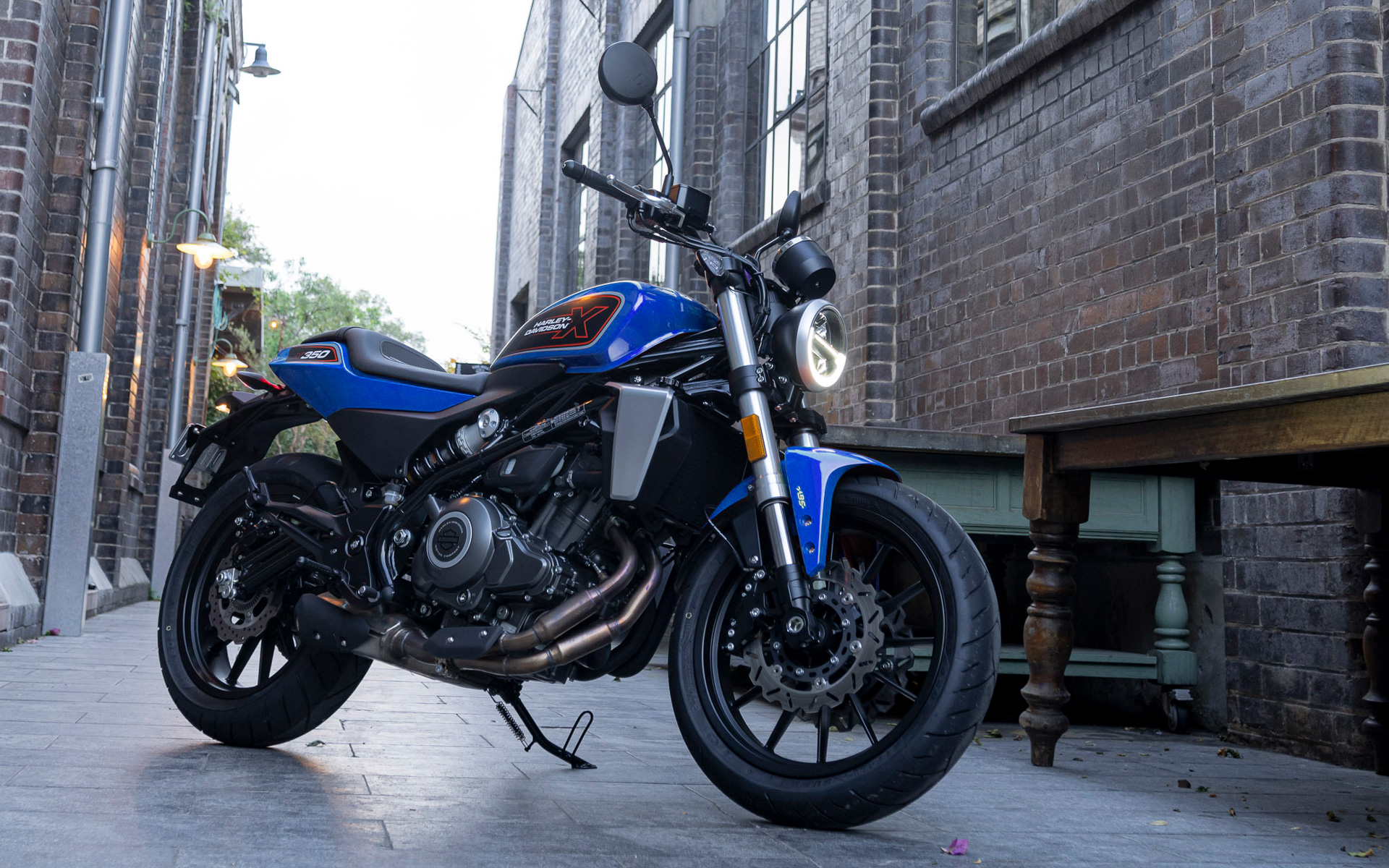 ハーレーダビッドソン、新色コズミックブルーの「X350」「X500」2025