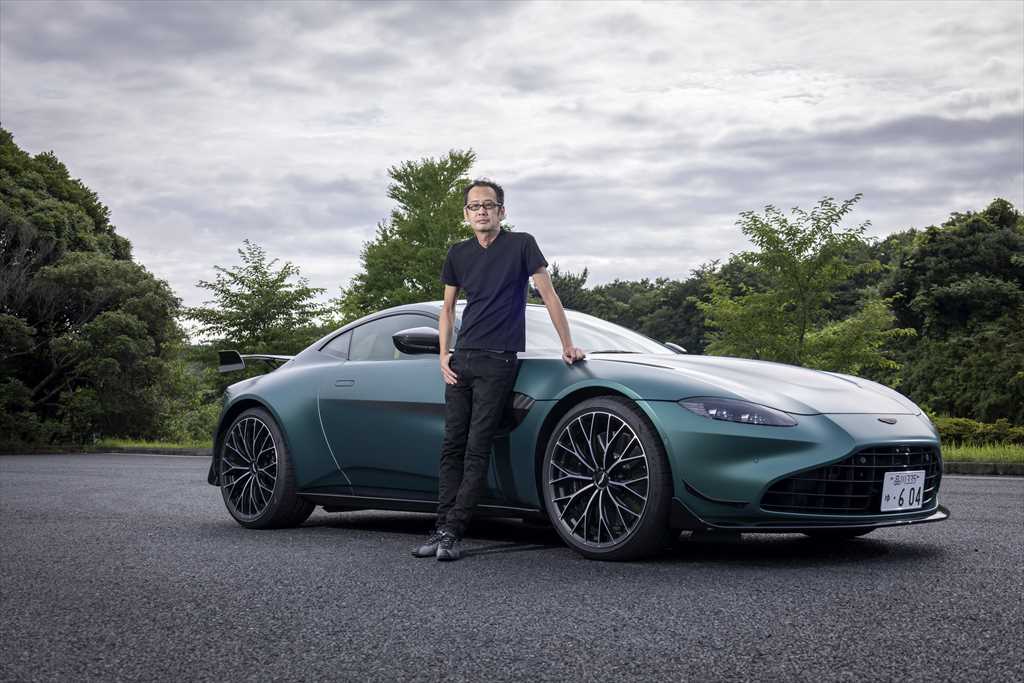 コイツはギリギリ公道走行可能なレーシング・ロードカーだ！「アストン