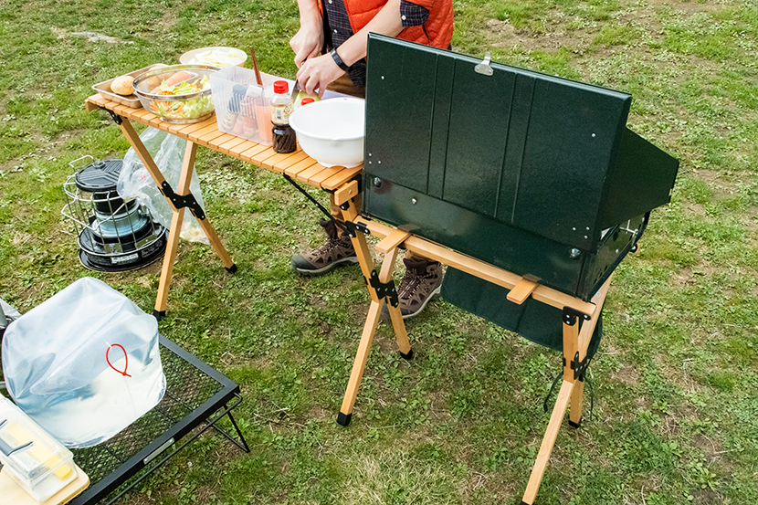 ハイランダーの「ウッドキッチンテーブル」はキャンプ時の料理を楽に