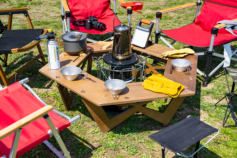 キャンプでも食卓の主役に―ハイランダーのヘキサゴンテーブルで団らん