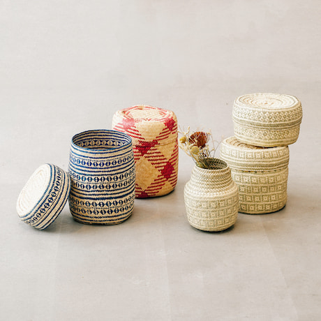 メキシコのバッグやバスケットなど色鮮やかなアイテムたちが並ぶ