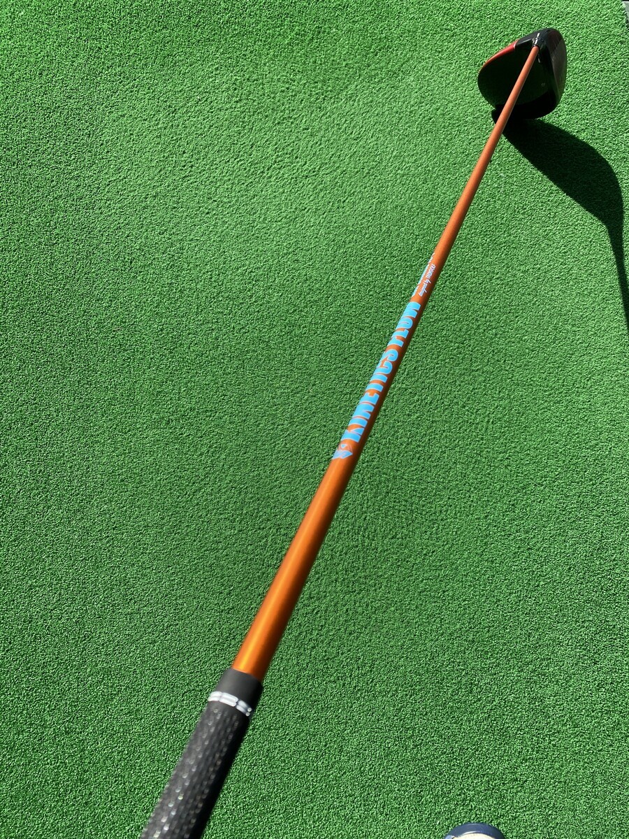 しなり戻りの復元力が強いシャフト Kinetics Flow でドライバーを練習
