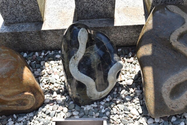 金蛇水神社・金運アップの蛇の石 - おんせんたまごのお気楽日記