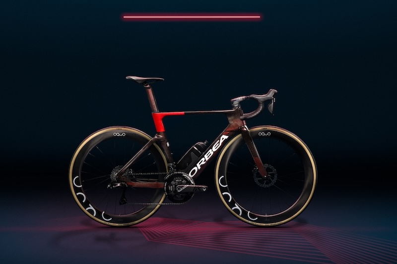 オルベアが2025シーズンのロット・チームレプリカモデルを発表