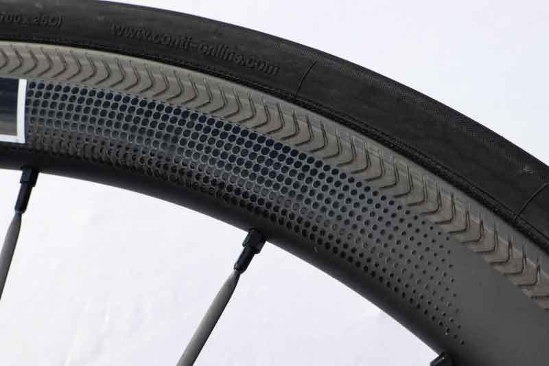 レースから毎日のライドまで使える1250gのカーボンホイール VORTEX・N4