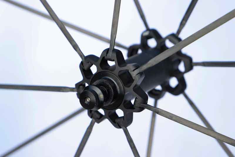 レースから毎日のライドまで使える1250gのカーボンホイール VORTEX・N4