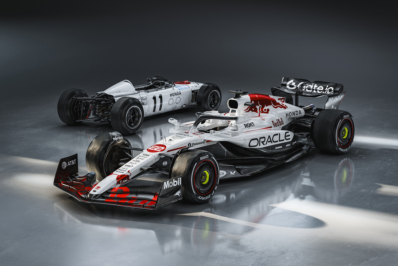 2025年F1第3戦日本GP特別カラーのレーシングスーツを着る角田裕毅