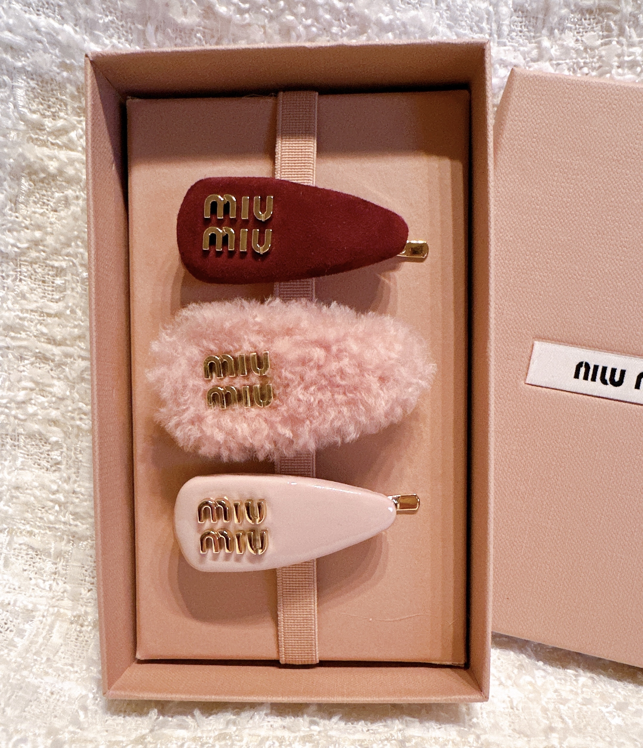 3個付けが可愛いピンク系【Miu Miu】ロゴ入りヘアピン3個セット