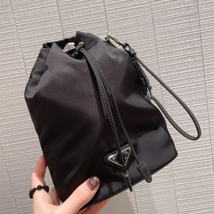 プラダPRADA ポーチ付きナイロンマフラーブラック