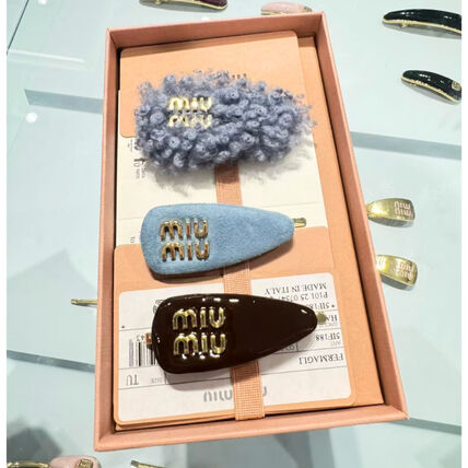 可愛く装う 【MiuMiu】革 スエード シープスキン ヘアピンセット
