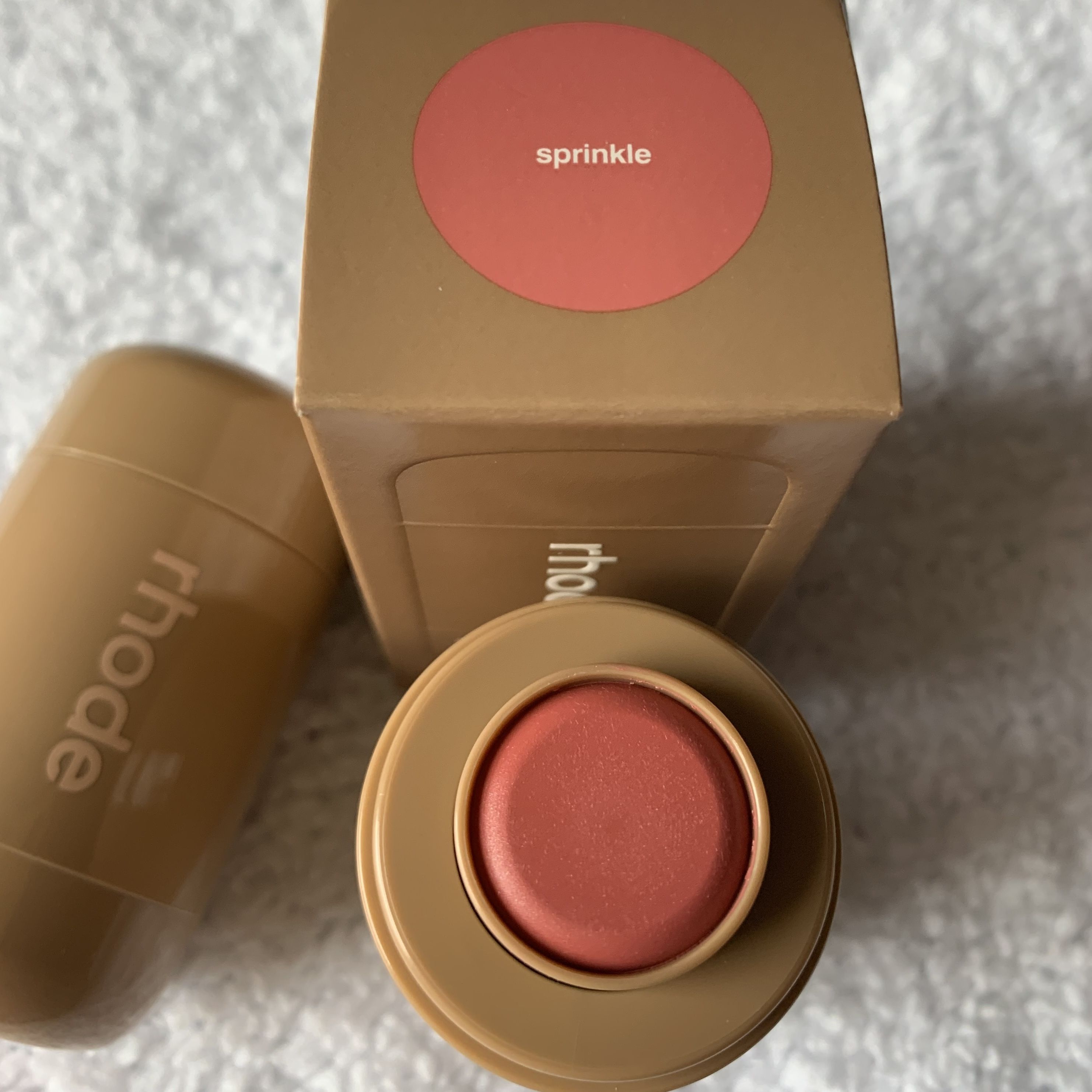 ヘイリーが手がけるrhodeから新作チーク「pocket blush」が登場【BUYMA】