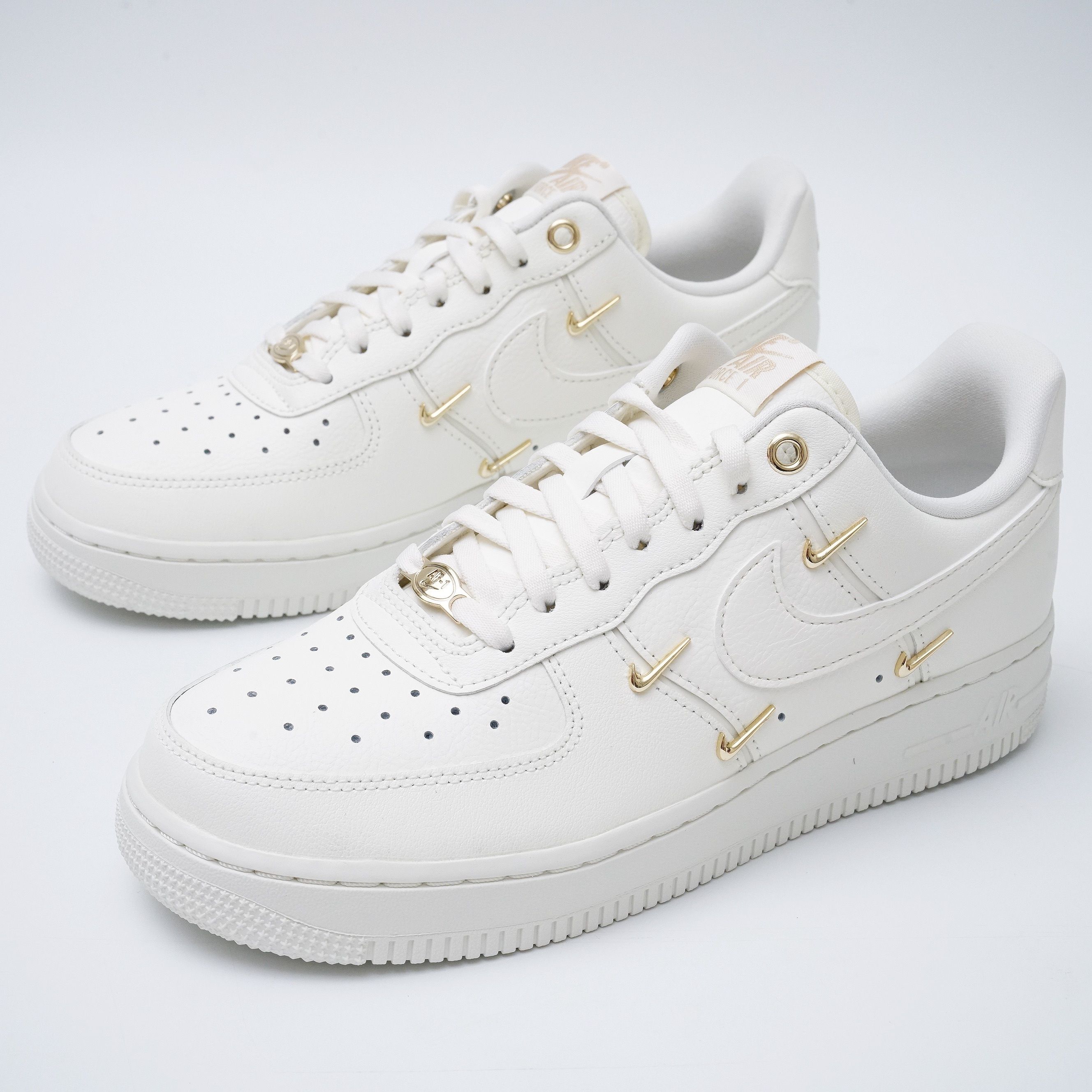 ナイキ】WMNS AIR FORCE 1 LX GOLD SWOOSH (Nike/スニーカー) FV3654