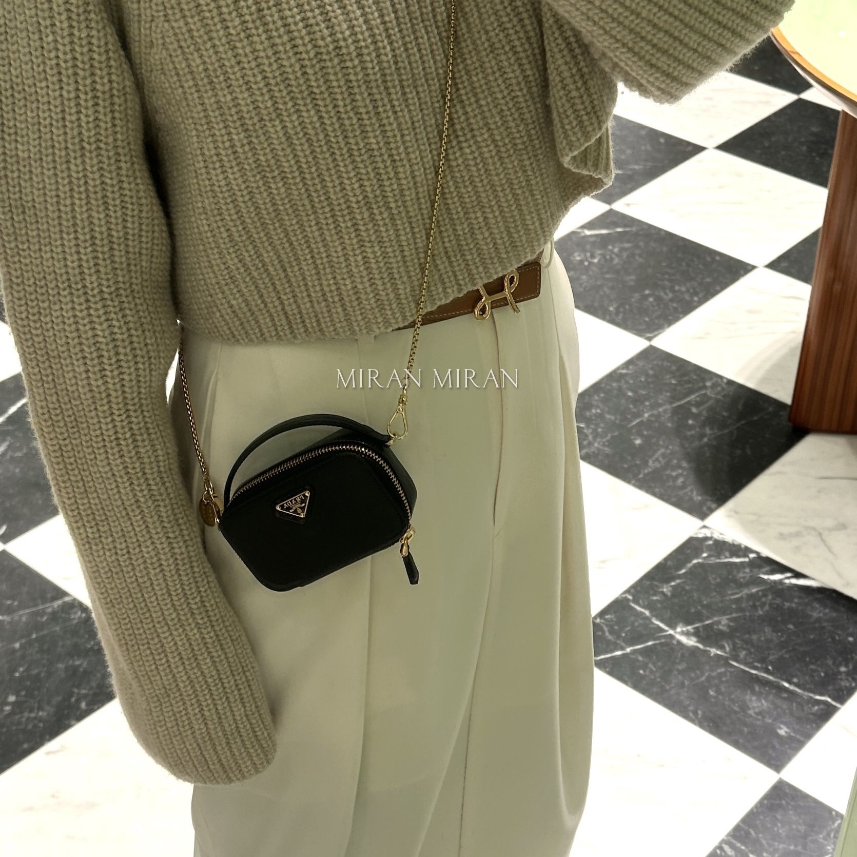 追跡付き発送【PRADA】かわいい♪ショルダー付きミニポーチ (PRADA