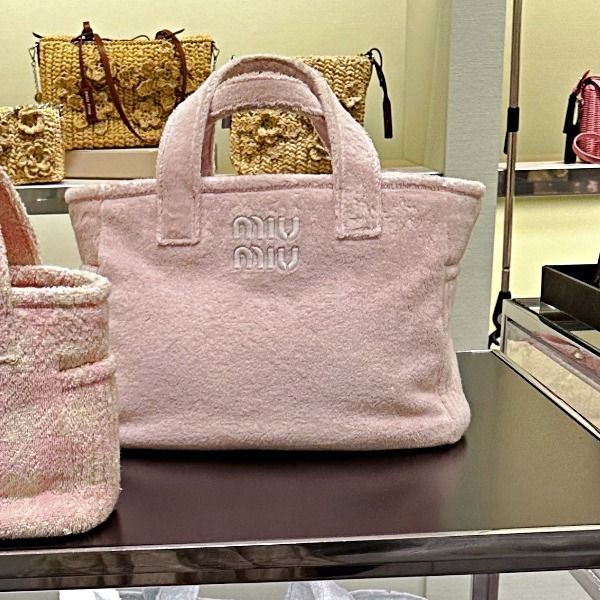 完売必至】 ミュウミュウ 質感もカラーも柔らかなトートバッグ (MiuMiu