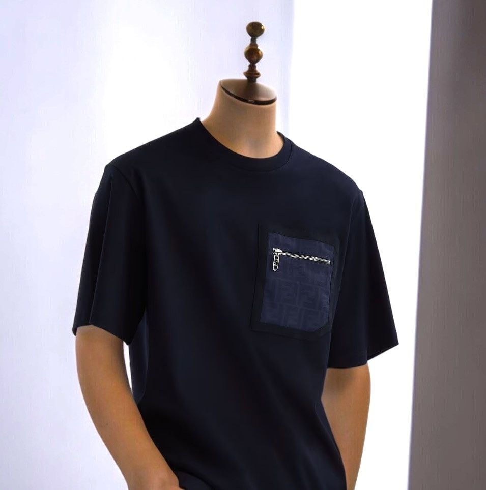 すぐ届く 目黒蓮着用 FENDI ブルーコットン Tシャツ (FENDI/Tシャツ