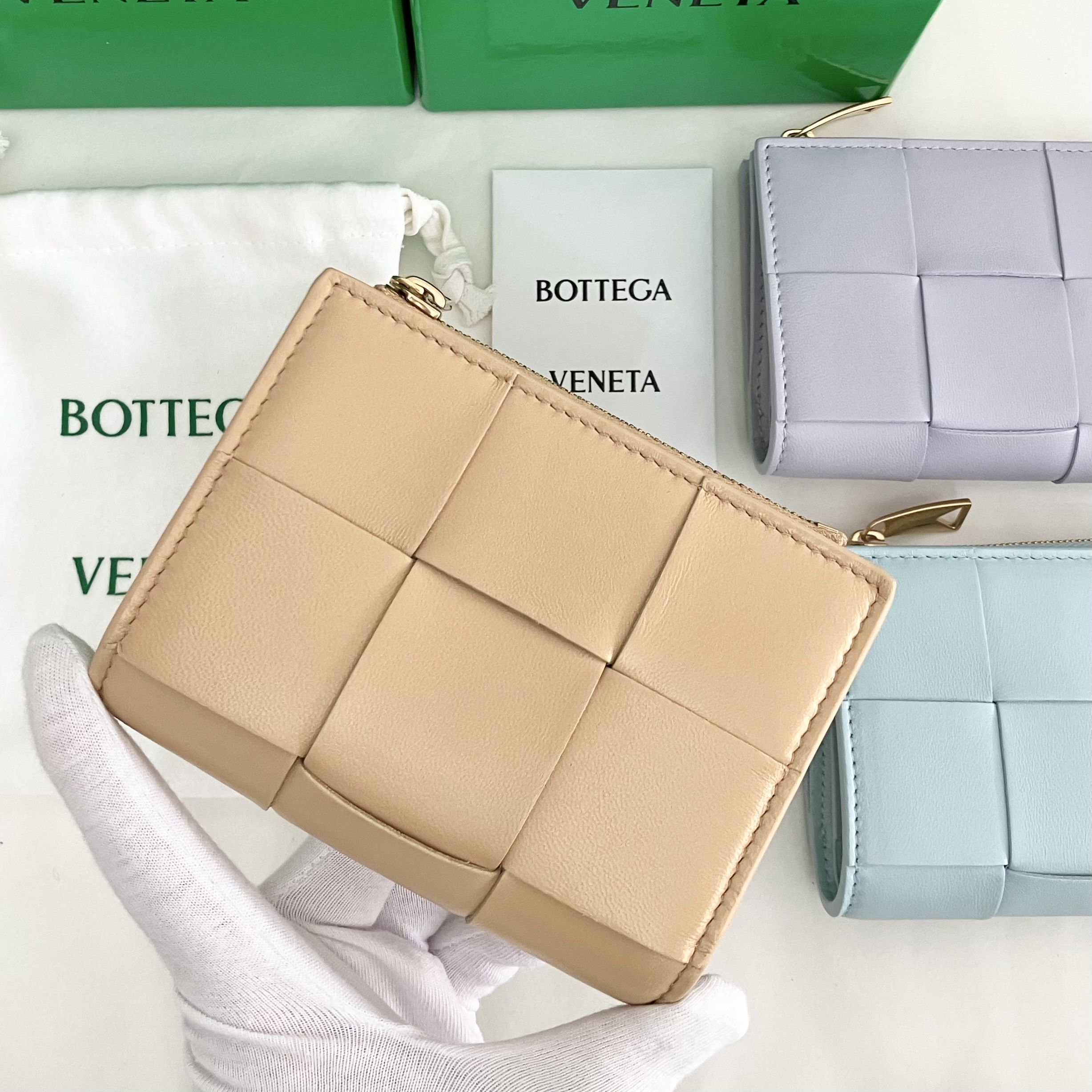 Bottega Veneta: Bifold Wallet: 二つ折りファスナーウォレット