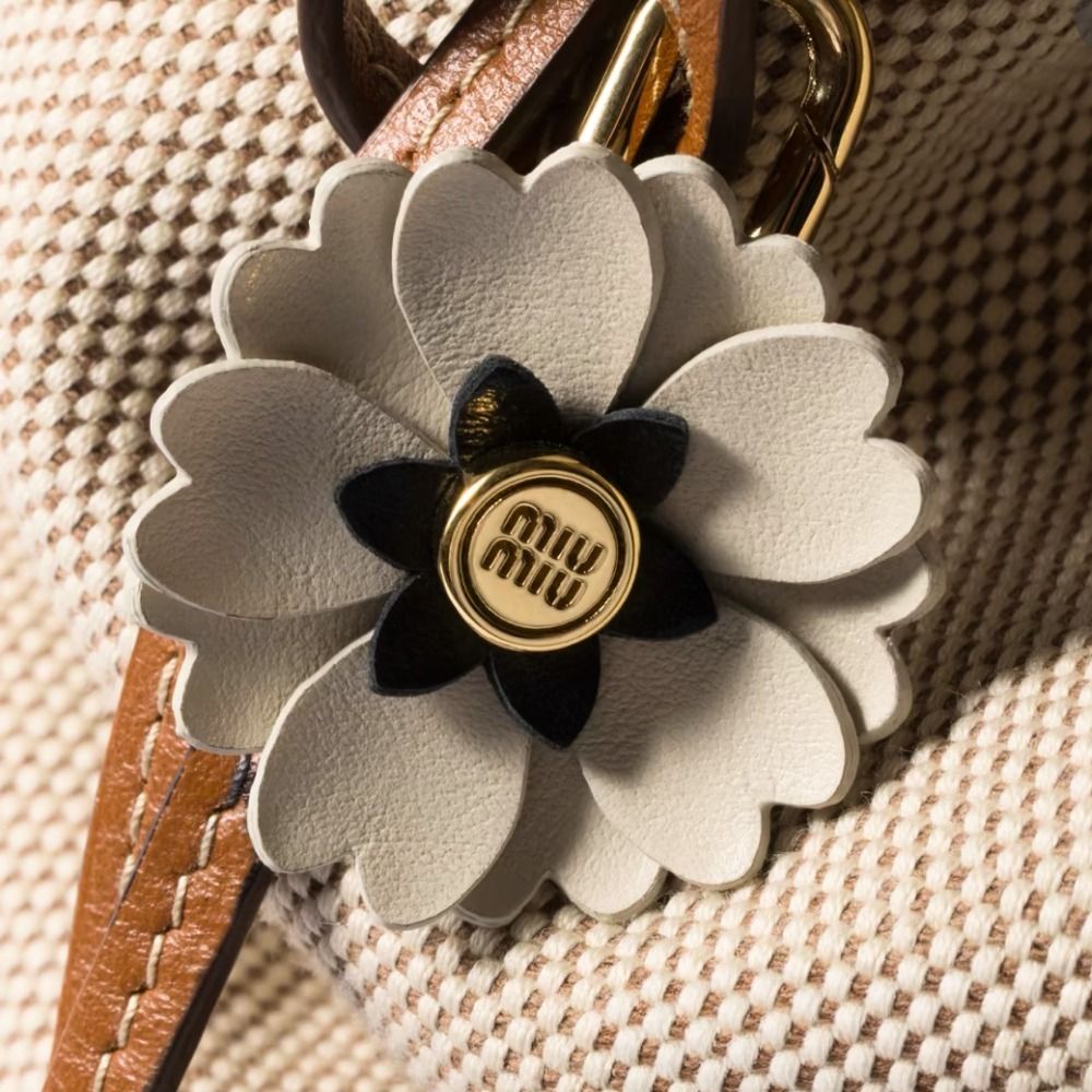上品で可愛い》【MiuMiu】レザーマイクロトリック 花 フラワー (MiuMiu