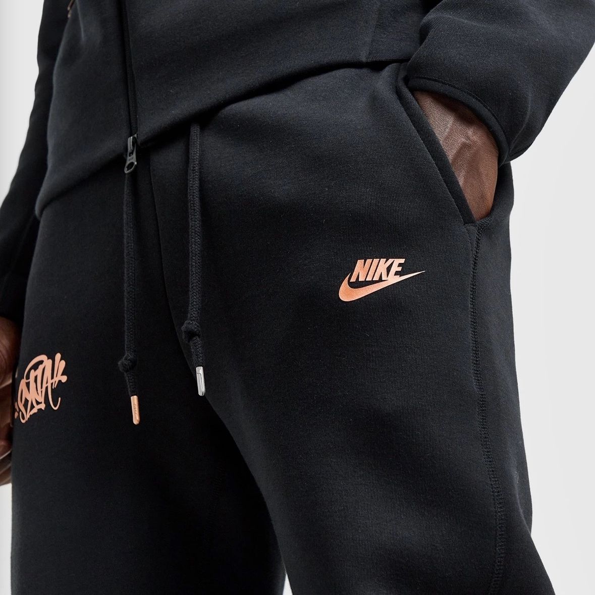 Nike☆ Syna world テックフリース パンツ (Syna World/トラックパンツ