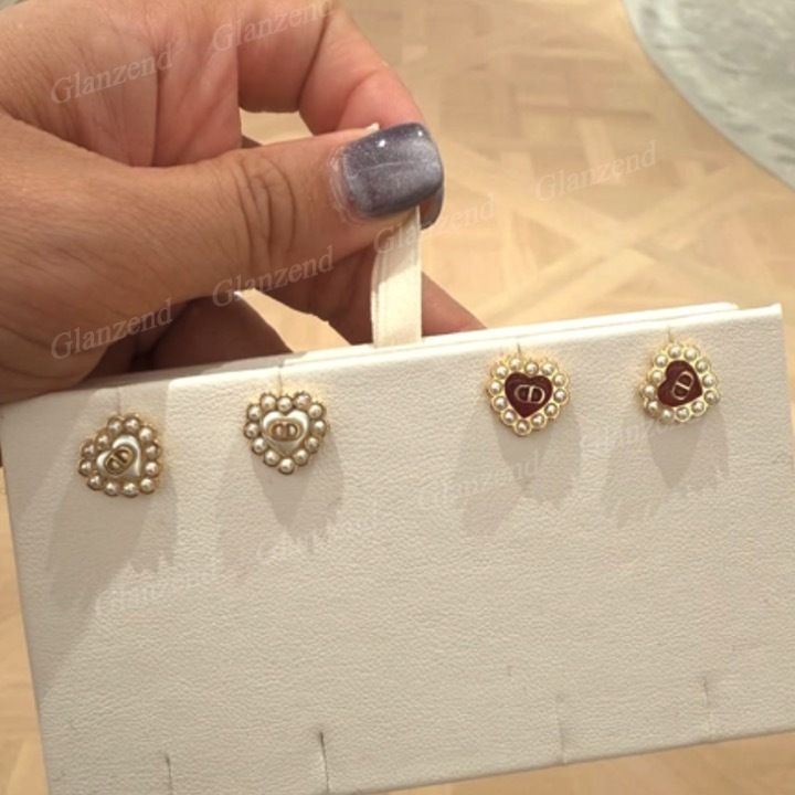 小さめハートが可愛い♡【Dior】スタッドピアス (Dior/ピアス