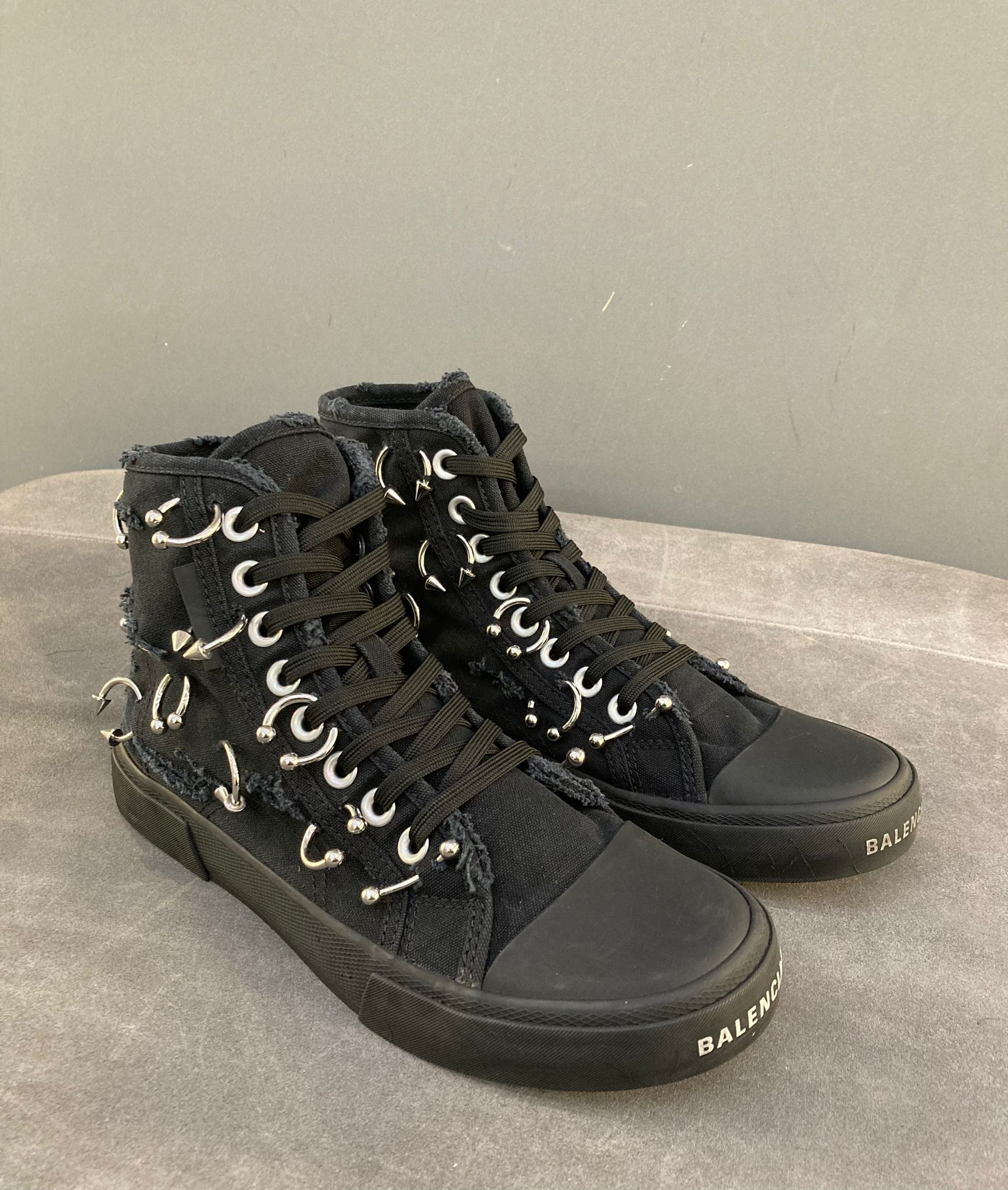 新品 BALENCIAGA スニーカー型 ピアス 【公式通販】