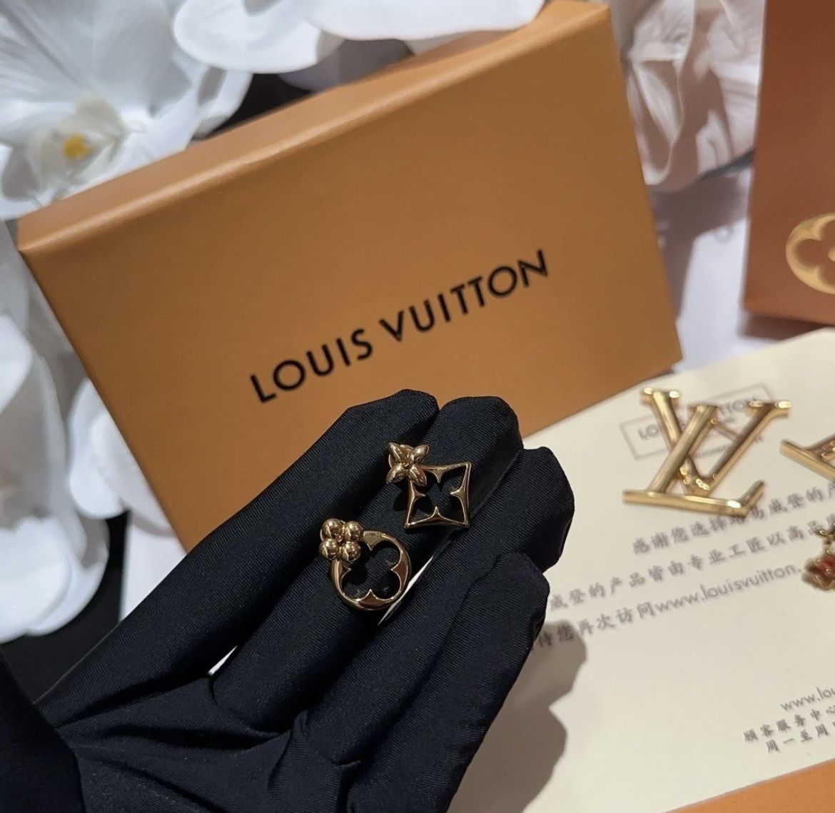 大人気♪】Louis Vuitton☆ピアス・ピュス LV フラワーグラム (Louis