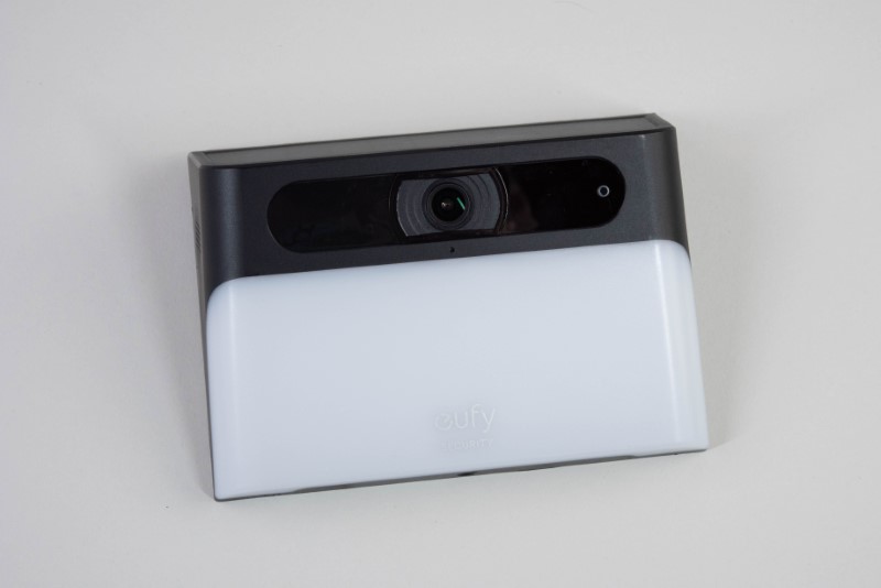 Ankerの屋外カメラ「Eufy Solar Wall Light Cam S120」、配線も充電も