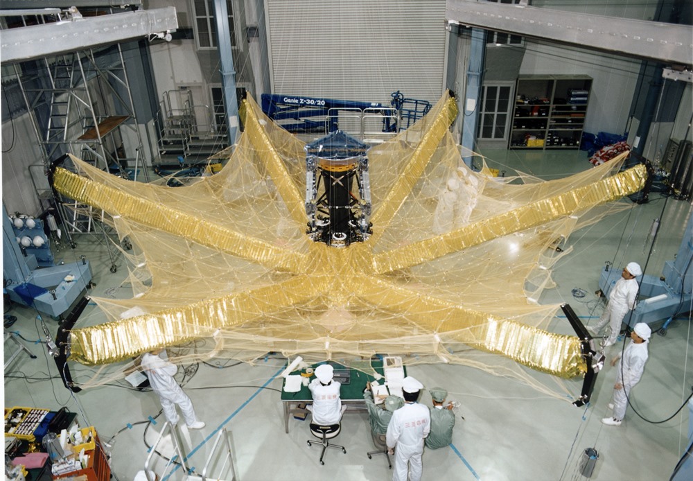 からくりパラボラで衛星を小型化、分解能1mの高精度を可能に（3ページ