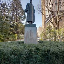 早稲田大学のキャンパス内の大隈重信の銅像は朝倉文夫の作品』by ぬい