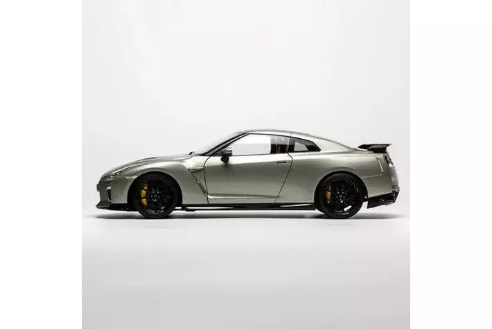 まるで実車のような迫力・・・日産 GT-R (R35) の 1/18 スケール