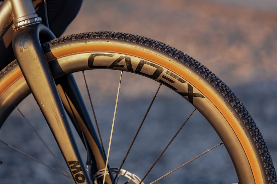 超軽量カーボンホイール「CADEX AR 35 DISC」が登場、グラベル用タイヤ