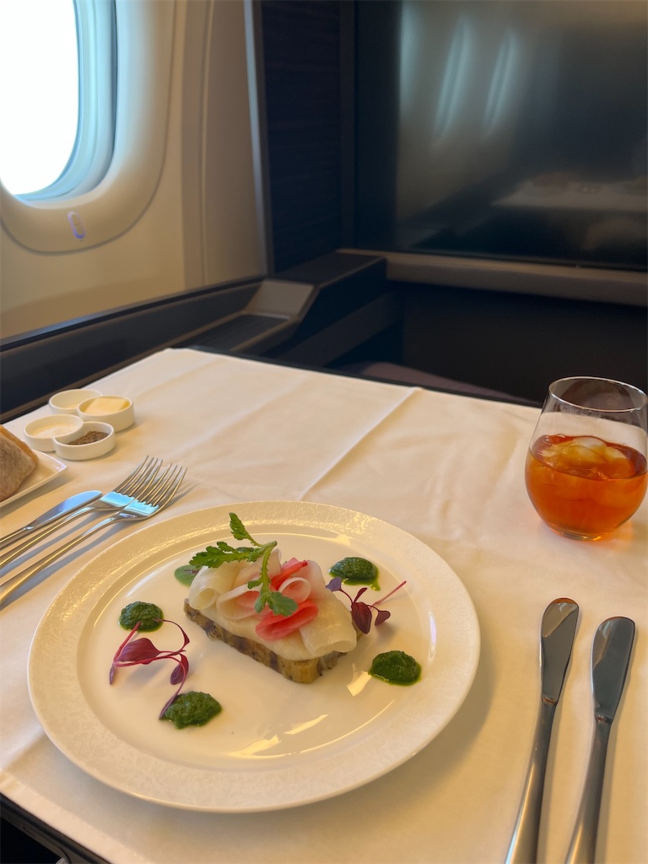 ANA国際線ファーストクラスNH110便の美味しい機内食を食べながら